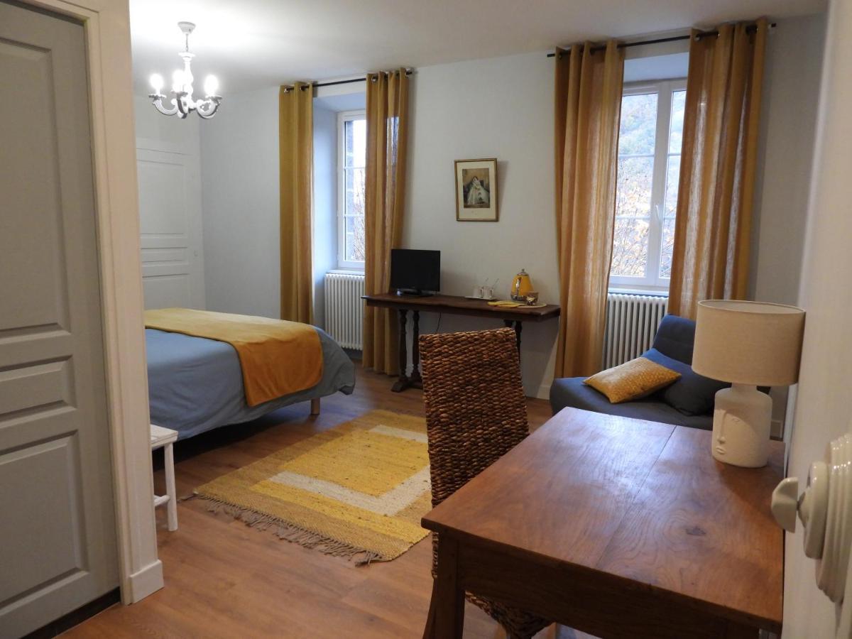 Le Figarelou Bed and Breakfast Thiézac Exteriör bild